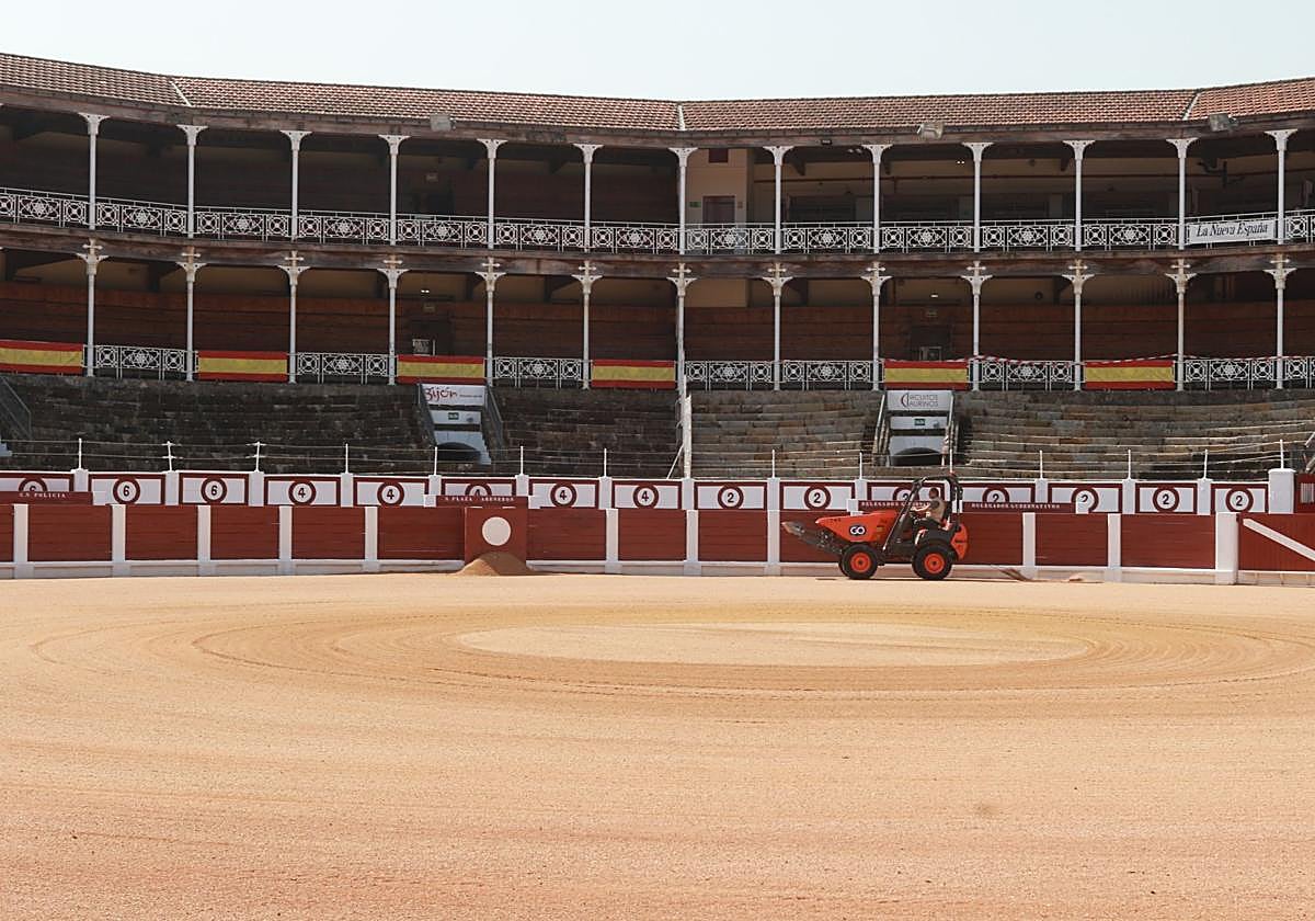 El ruedo ya está listo para recibir a toros y toreros a partir de mañana.