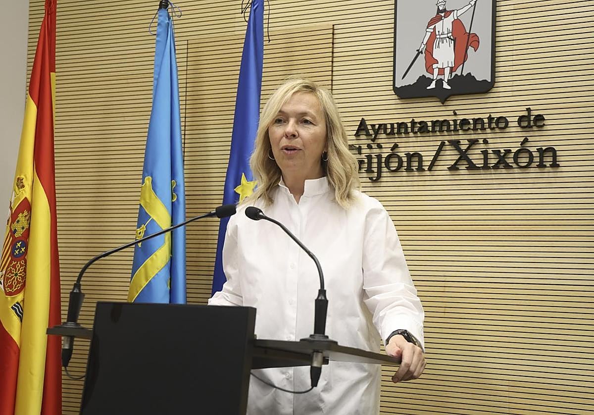 Sara Álvarez Rouco, en una rueda de prensa en el Ayuntamiento de Gijón.