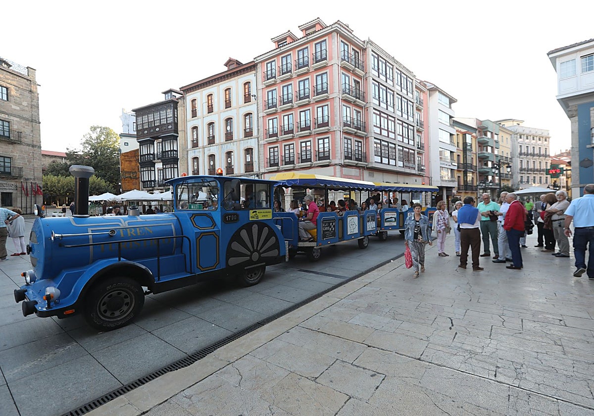 El tren turístico suele ser uno de los grandes atractivos de la programación festiva de verano.
