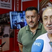 Javier Fernández Lanero y Pepe Álvarez, en el estand de UGT en la Feria de Muestras.