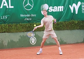 El nerlandés Michiel De Krom devuelve una bola durante su partido.
