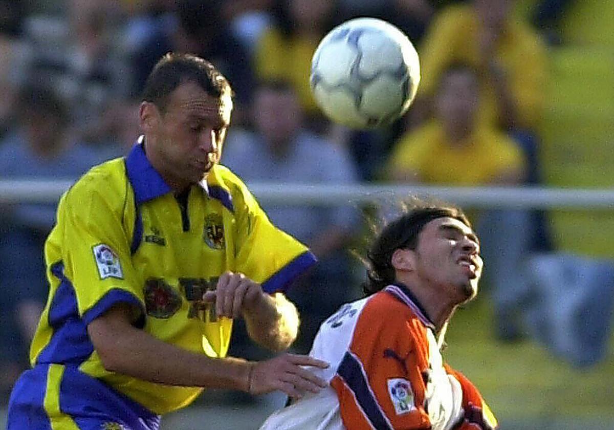Martinovic pelea por un balón con Craioveanu, en el partido de 2000.