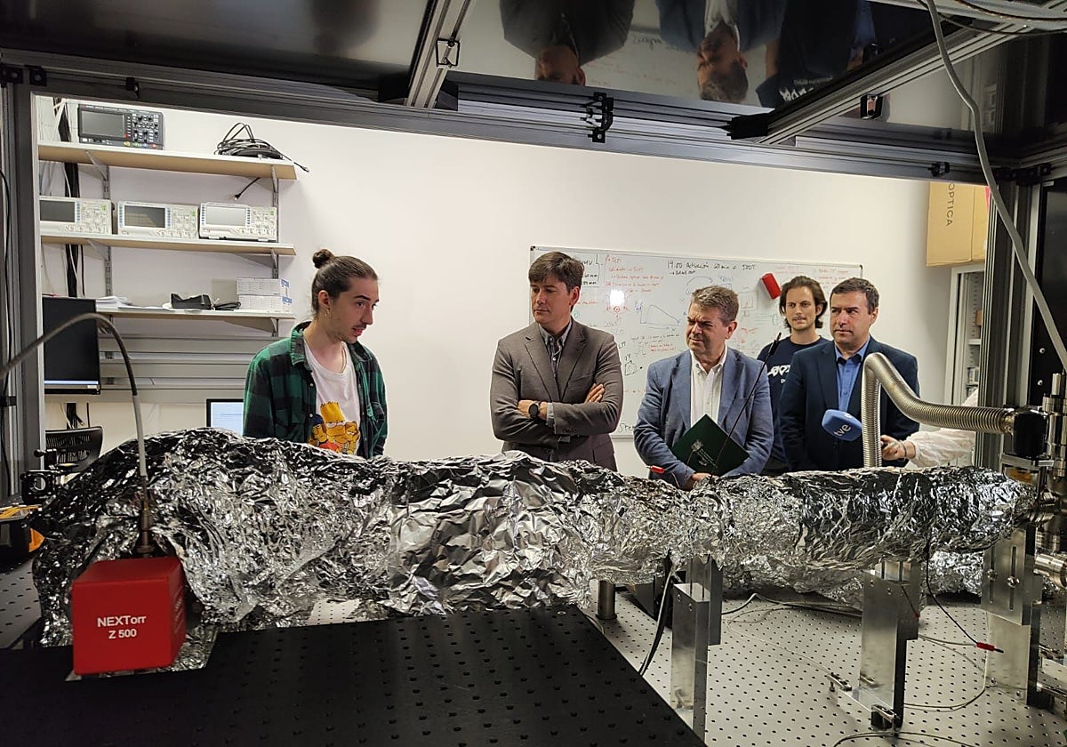 El consejero de Ciencia, Borja Sánchez (centro), con el alcalde de San Martín, José Ramón Martín Ardines (a la derecha), en una visita reciente al centro TIC.