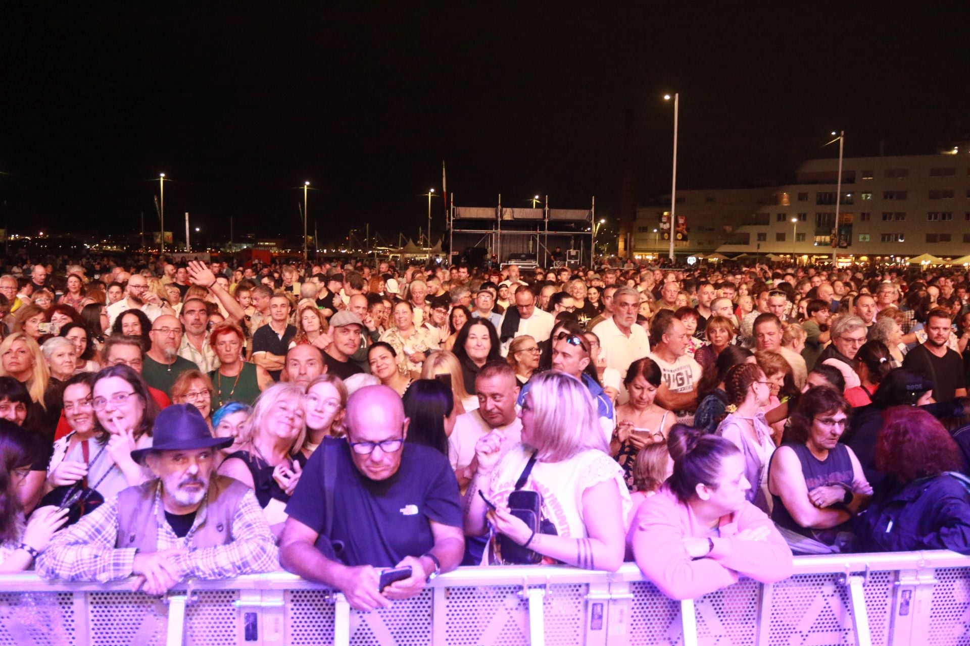 Bonnie Tyler cautiva Gijón con su voz rasgada y grandes éxitos