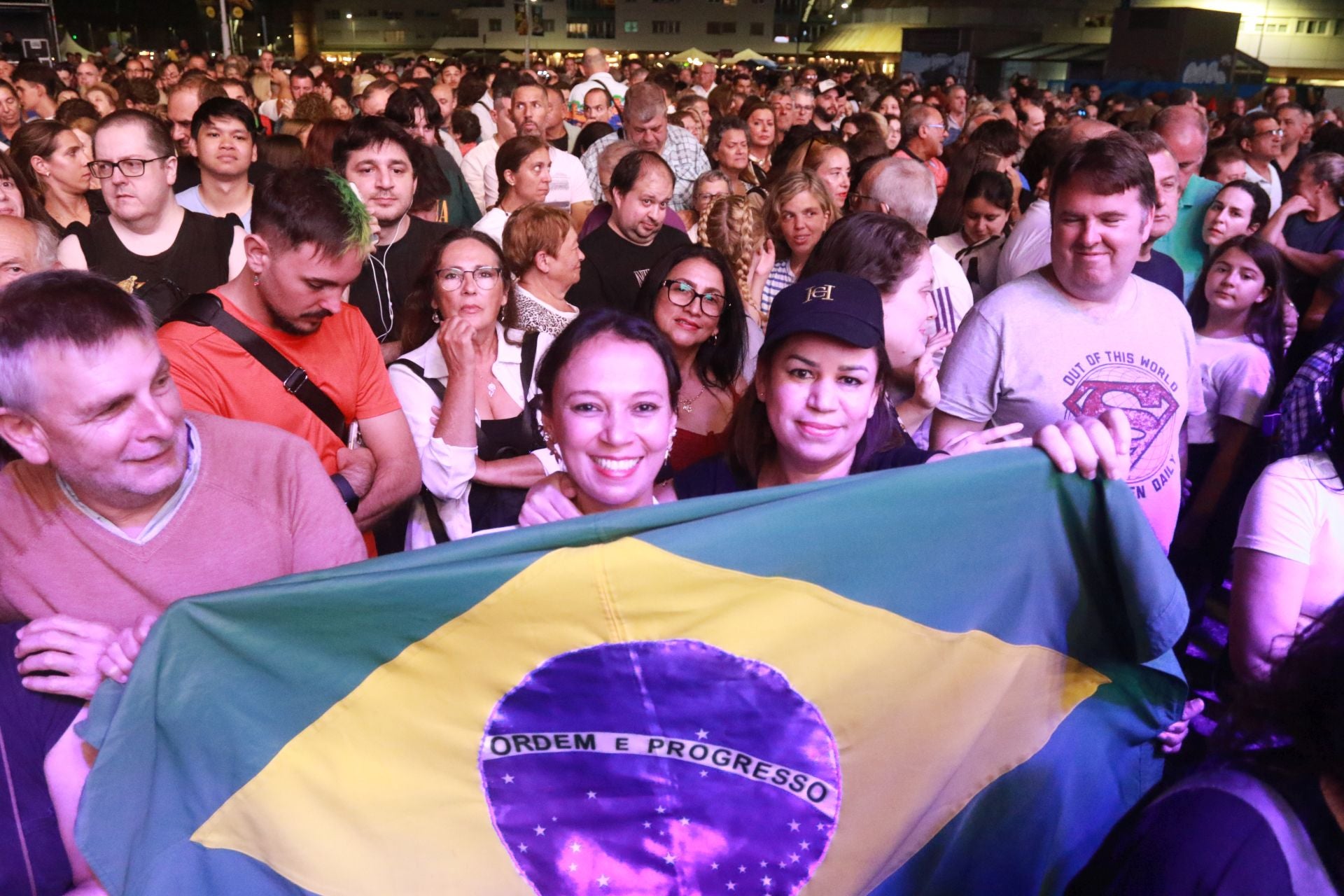 Bonnie Tyler cautiva Gijón con su voz rasgada y grandes éxitos