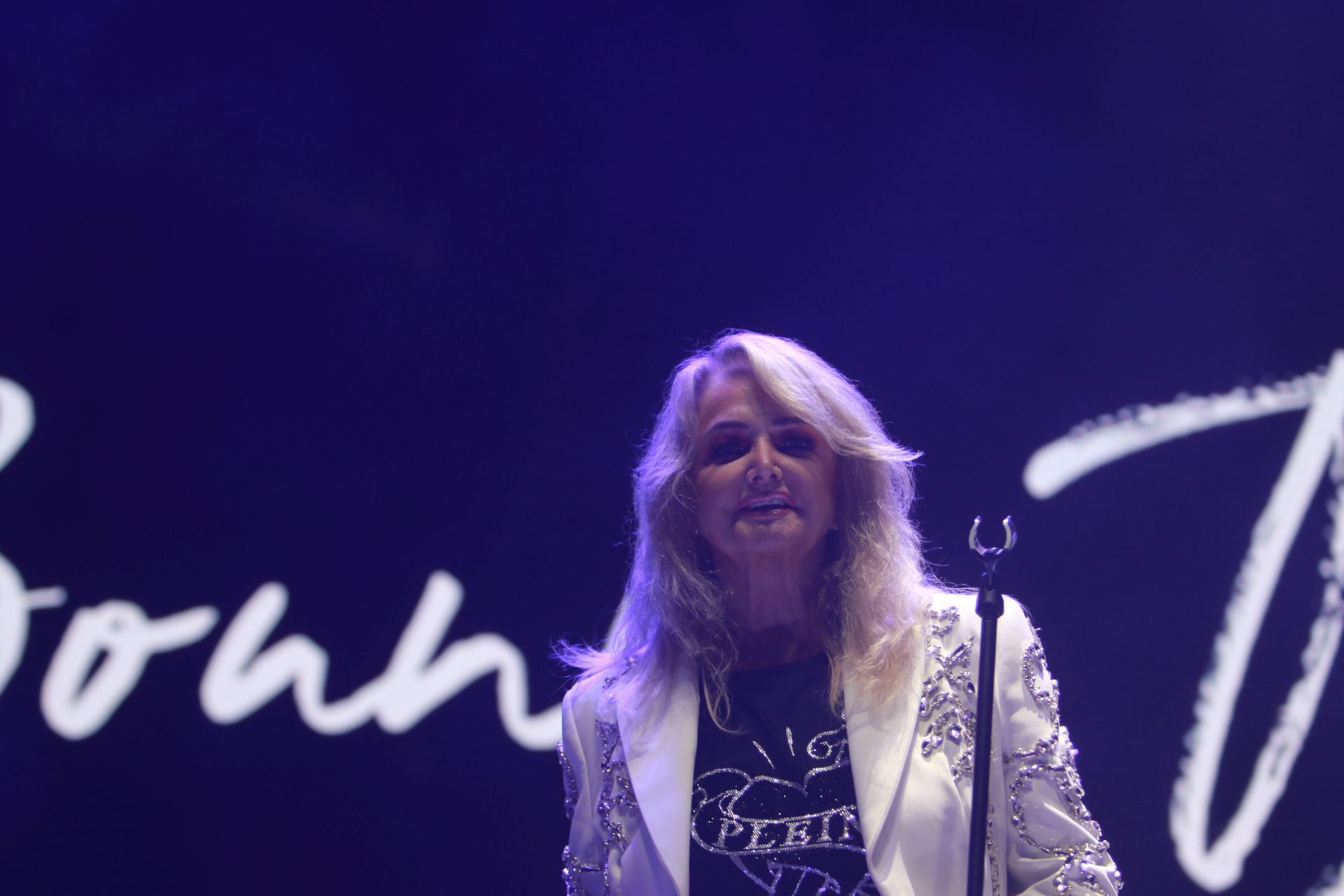 Bonnie Tyler cautiva Gijón con su voz rasgada y grandes éxitos