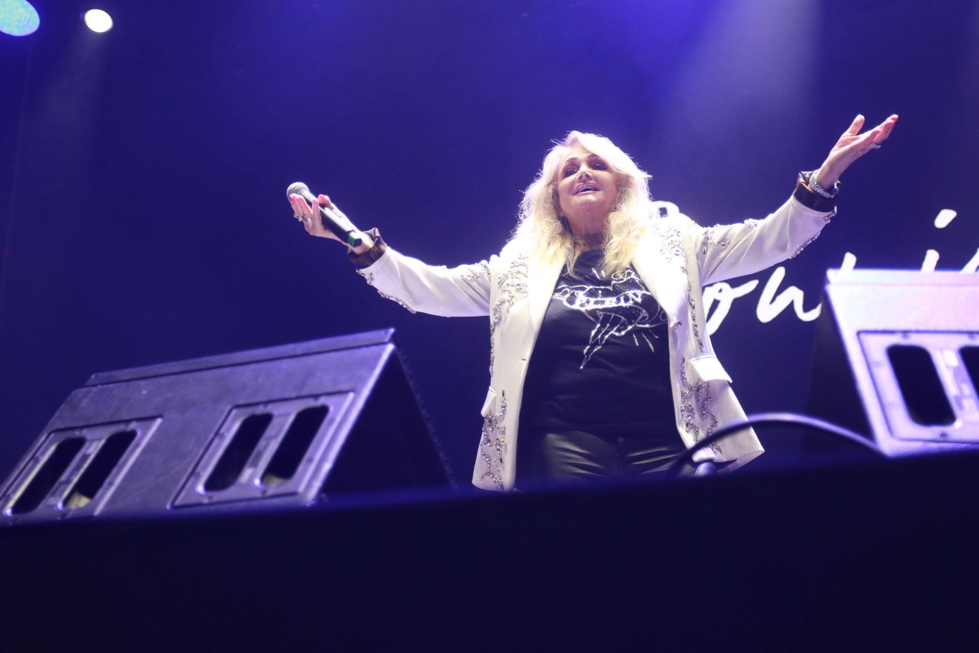 Bonnie Tyler cautiva Gijón con su voz rasgada y grandes éxitos