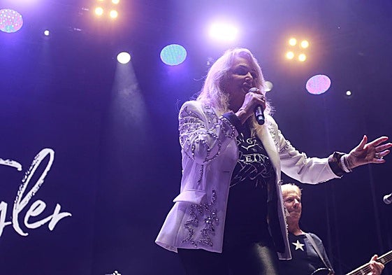 Bonnie Tyler cautiva Gijón con su voz rasgada y grandes éxitos