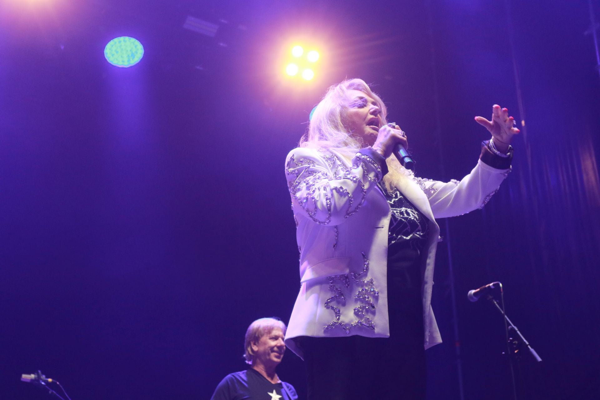Bonnie Tyler cautiva Gijón con su voz rasgada y grandes éxitos