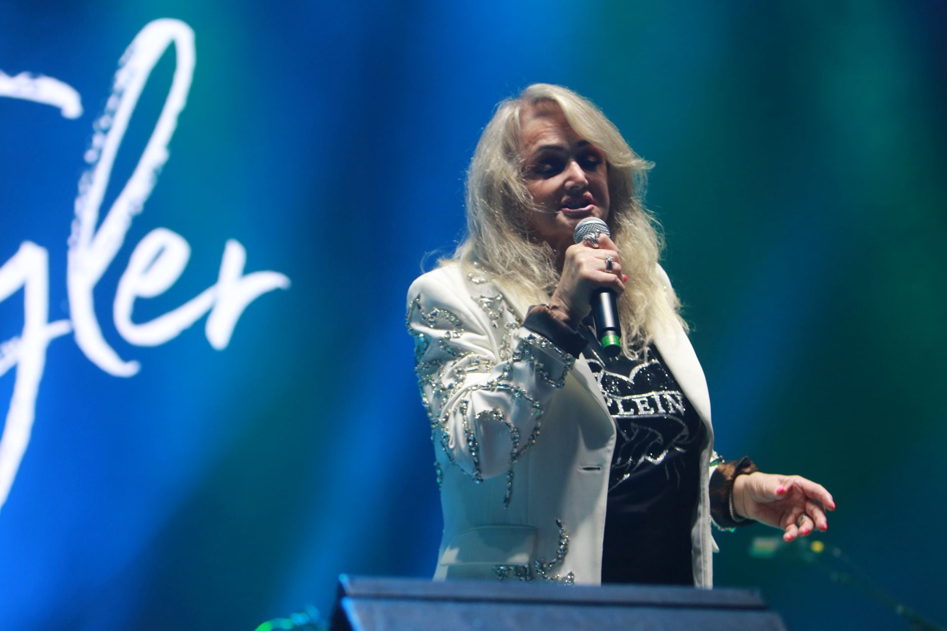 Bonnie Tyler cautiva Gijón con su voz rasgada y grandes éxitos