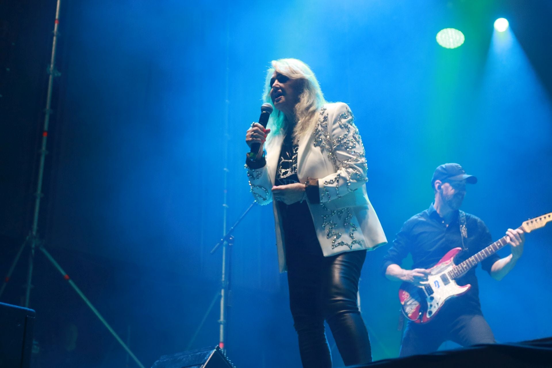 Bonnie Tyler cautiva Gijón con su voz rasgada y grandes éxitos