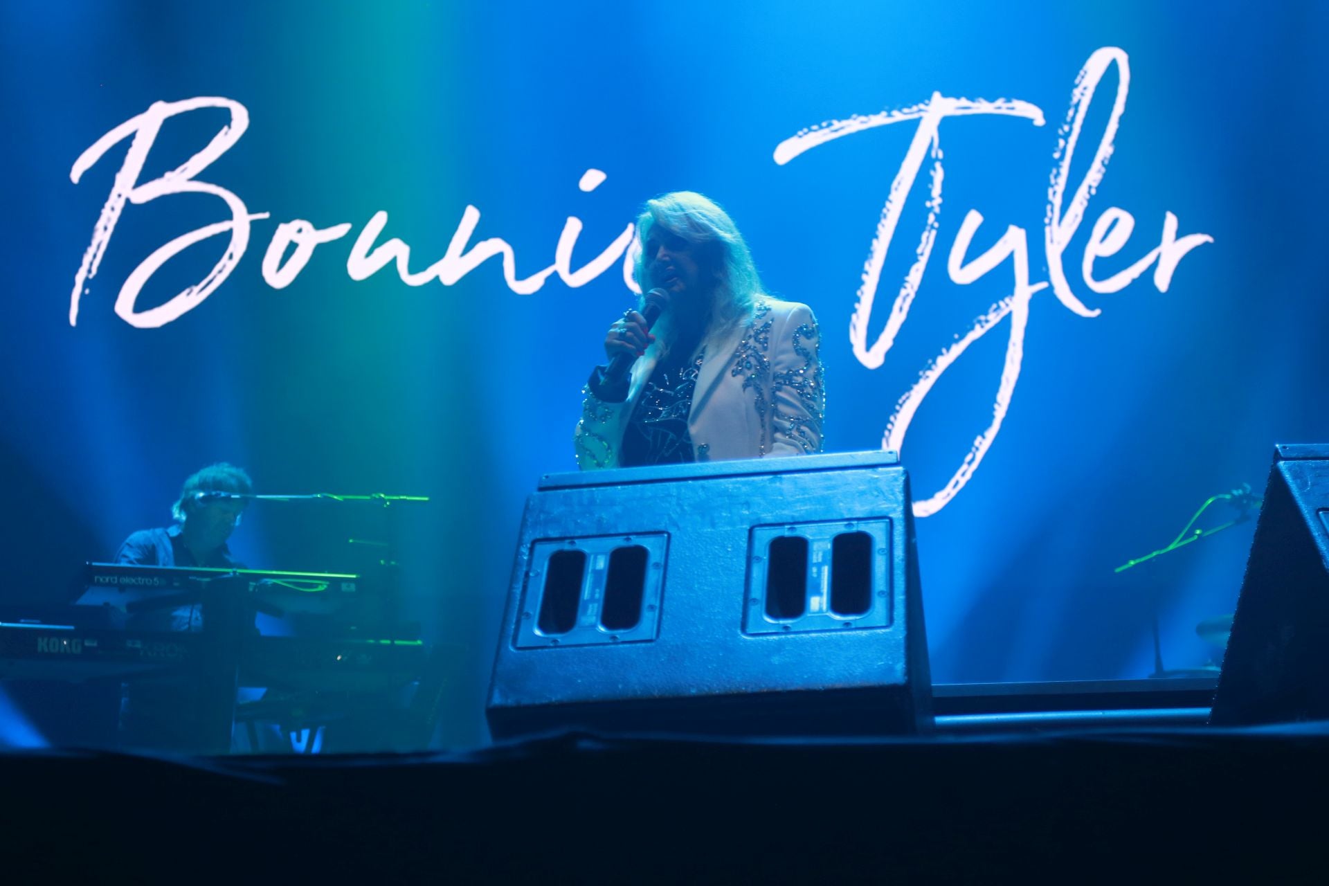 Bonnie Tyler cautiva Gijón con su voz rasgada y grandes éxitos