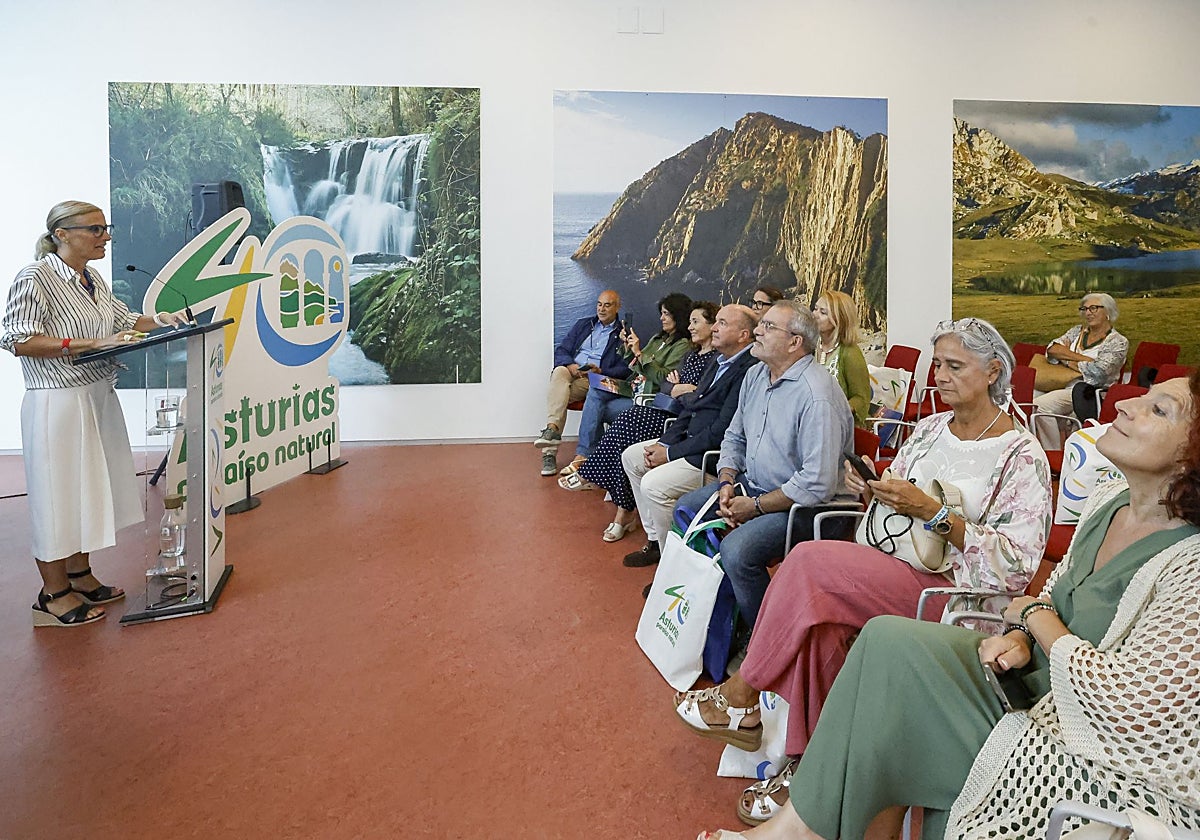 Lara Martínez, viceconsejera de Turismo, presentado los premios 40 años de Paraíso Natural y el sello conmemorativo.