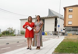 Las ediles Sonia Lago y María José Fernández, en la calle Leopoldo de Lugones.