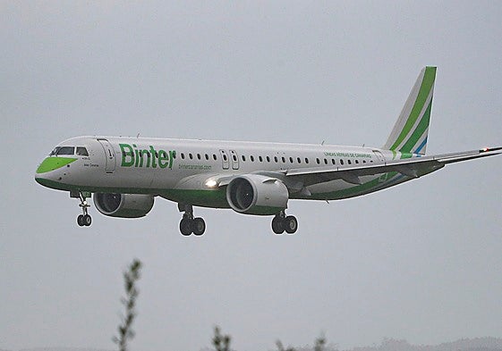 Una aeronave de Binter se acerca al aeropuerto de Asturias para aterrizar.