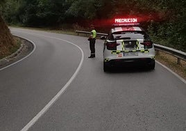 Un agente de la Guardia Civil controla el tráfico.