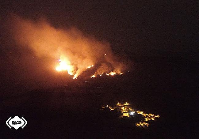 Imagen tomada durante la madrugada por la Unidad de Drones del SEPA en la localidad de Castro de Limés, en Cangas del Narcea.
