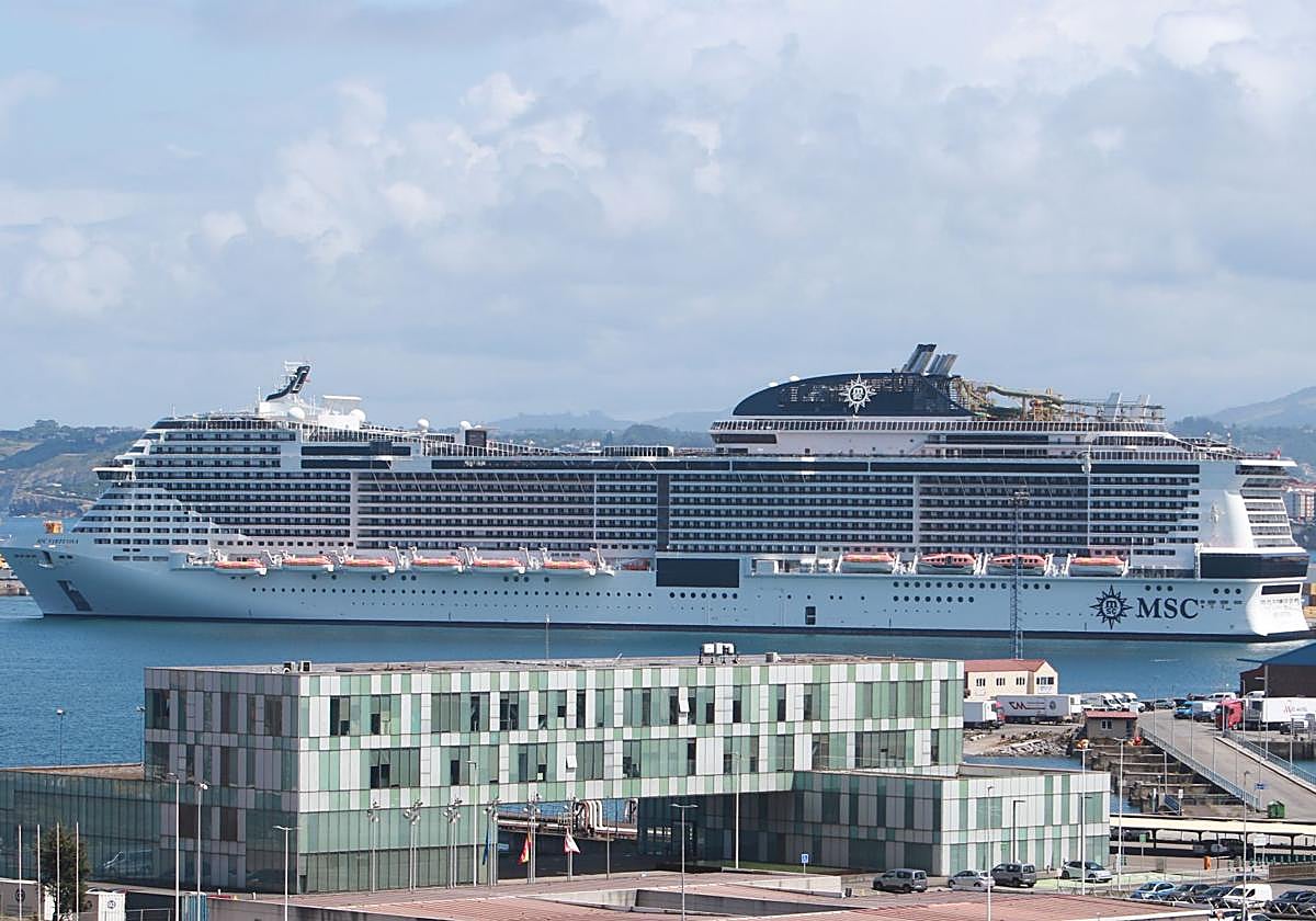 El MSC Virtuosa, de 331 metros de eslora, el pasado 24 de julio en el puerto de El Musel