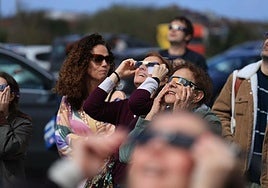 La explanada de Marina se llenó de gente el 29 de marzo para ver un eclipse parcial de sol