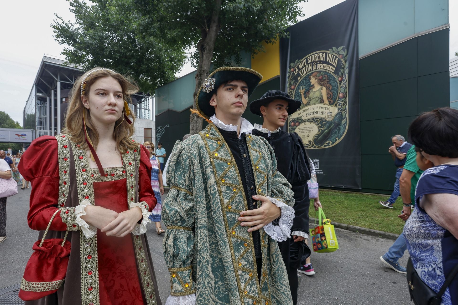 Un recorrido por la Feria de Muestras entre sirenas y Jovellanos con fabada para reponer fuerzas