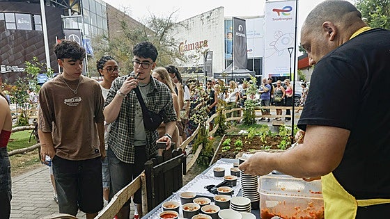 Un recorrido por la Feria de Muestras entre sirenas y Jovellanos con fabada para reponer fuerzas
