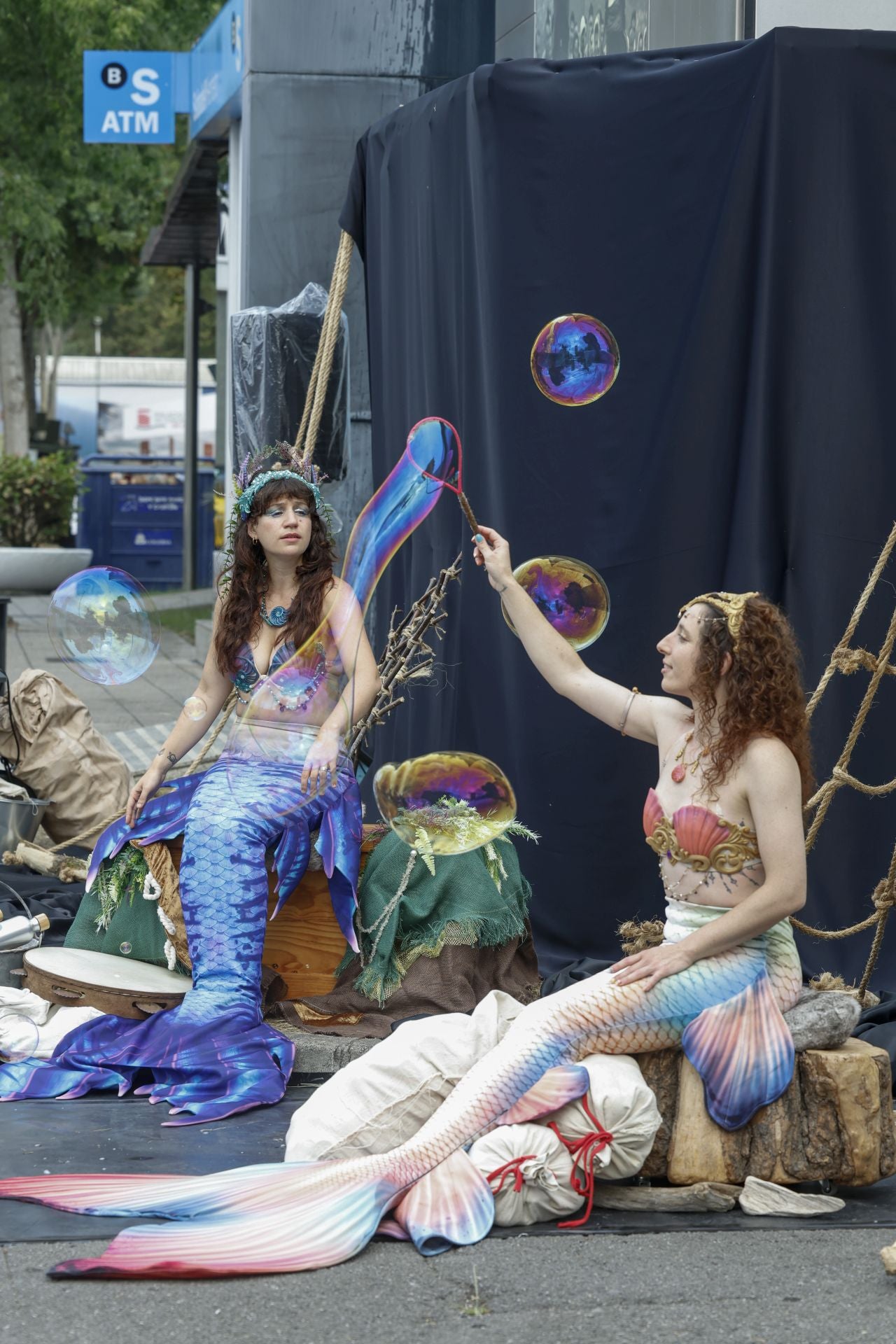 Un recorrido por la Feria de Muestras entre sirenas y Jovellanos con fabada para reponer fuerzas