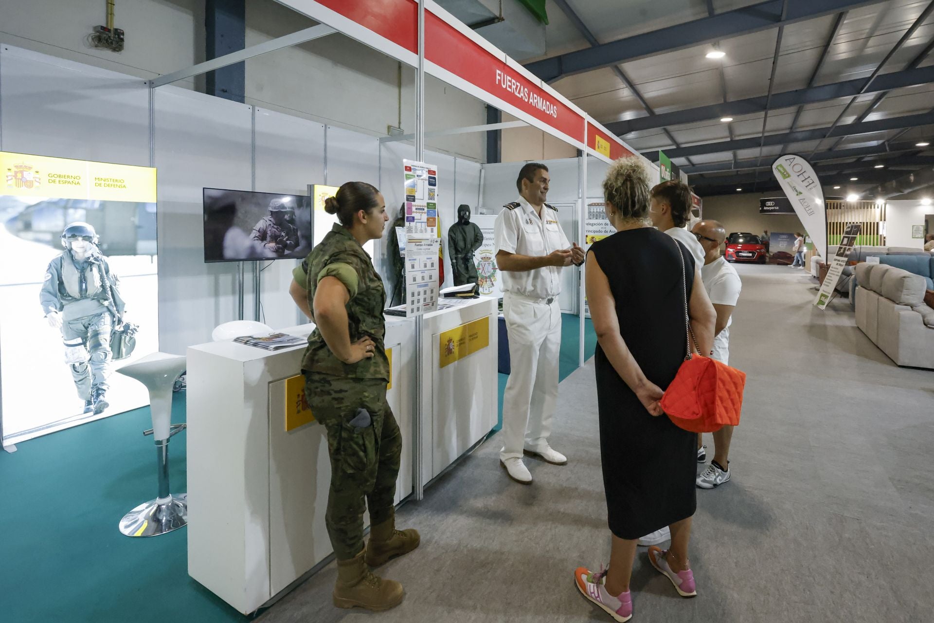 Un recorrido por la Feria de Muestras entre sirenas y Jovellanos con fabada para reponer fuerzas