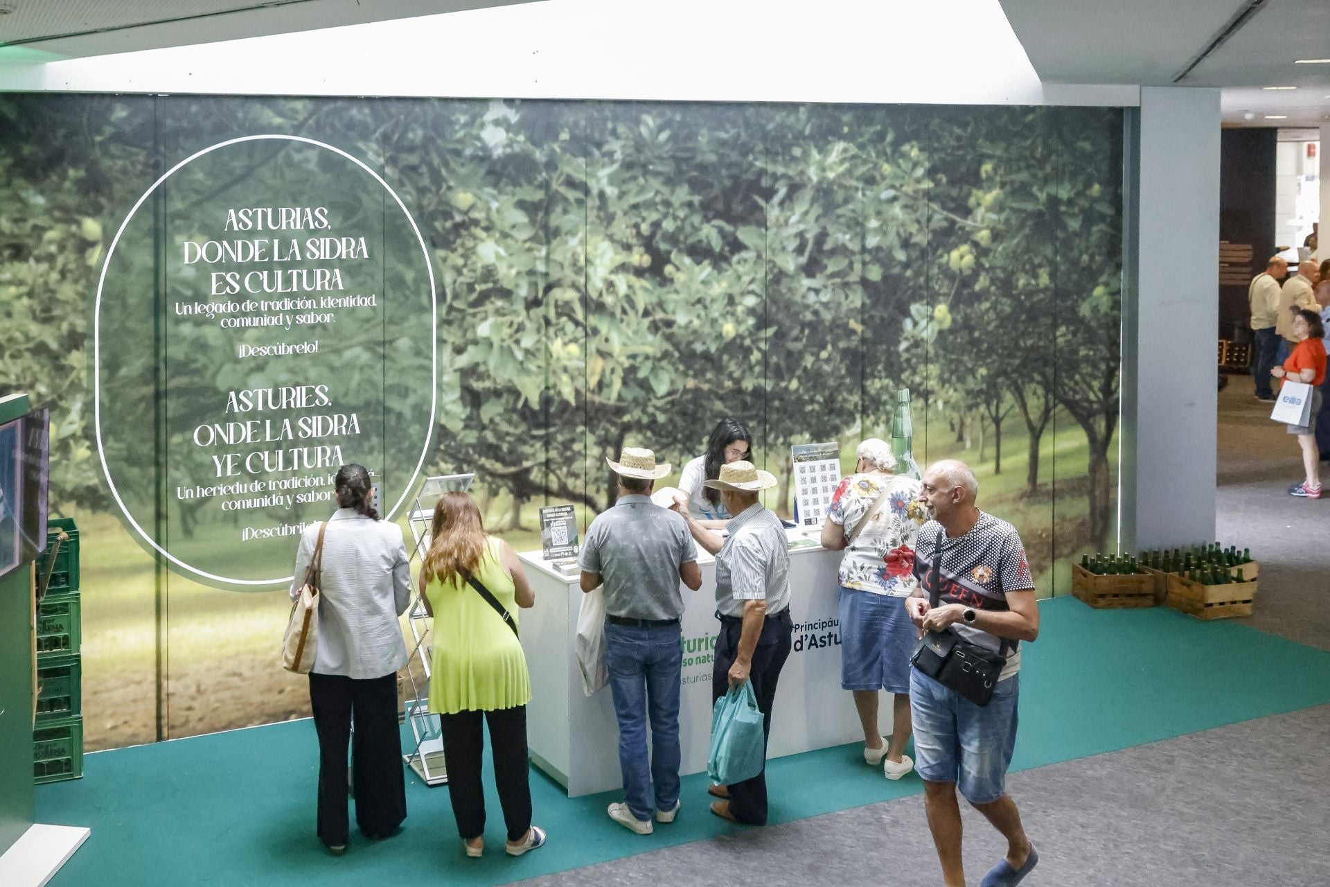 Un recorrido por la Feria de Muestras entre sirenas y Jovellanos con fabada para reponer fuerzas