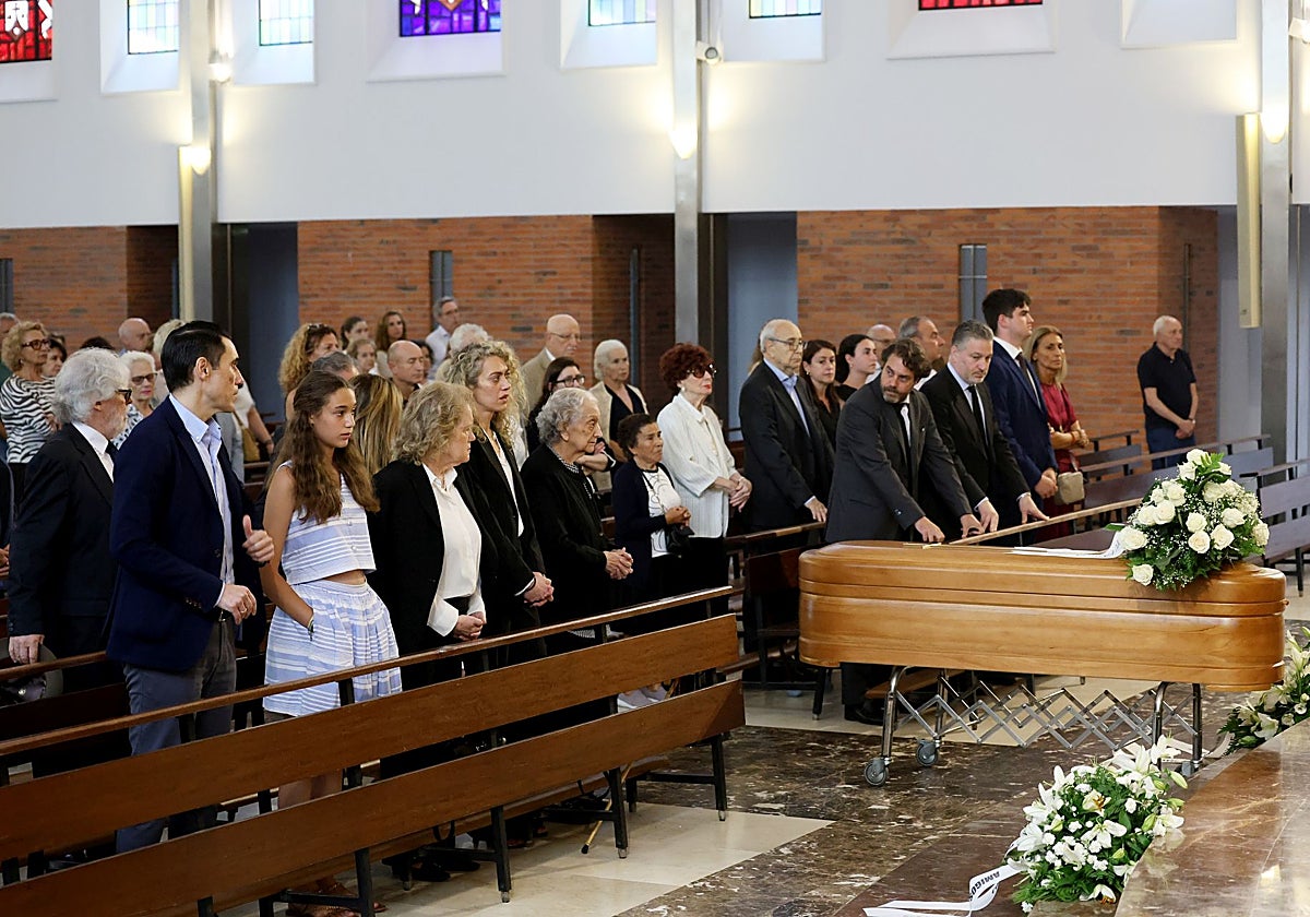 Familiares y amigos observan el momento en que se instala el ataúd de José María Casielles en la iglesia.