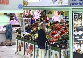 Clientes, en el mercado de El Fontán, en Oviedo.