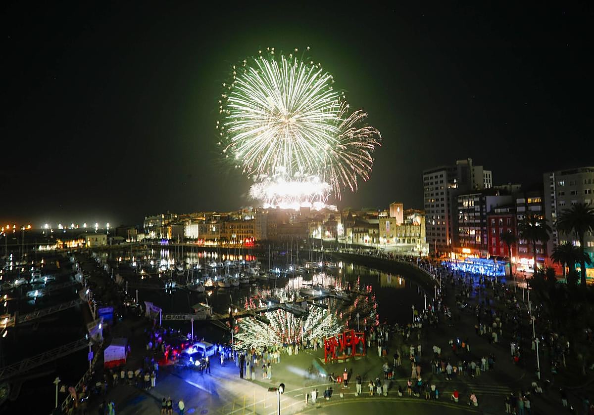 Fuegos artificiales sobre la ciudad de Gijón.