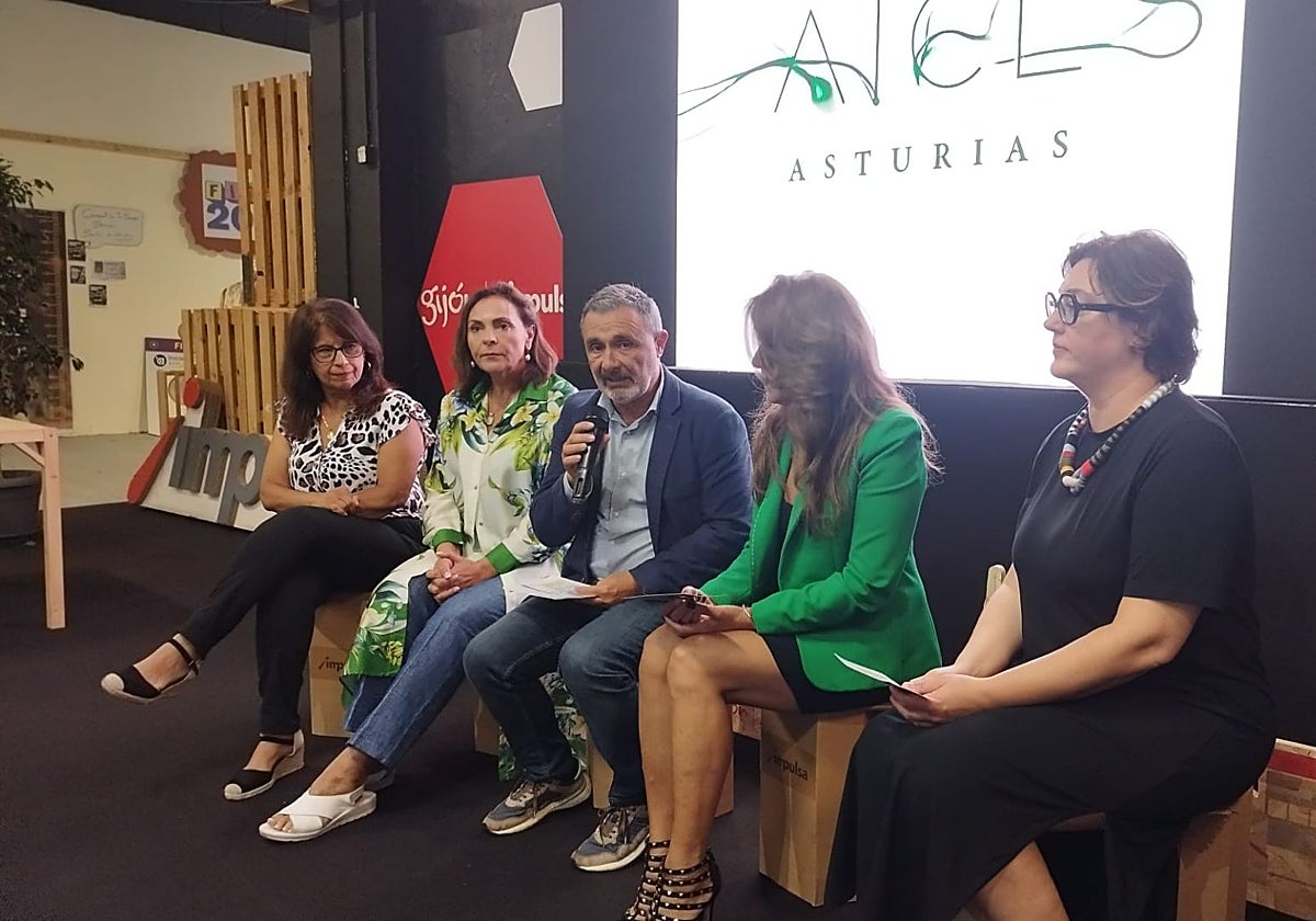 Presentación del proyecto Raíces en el estand de Gijón Impulsa.