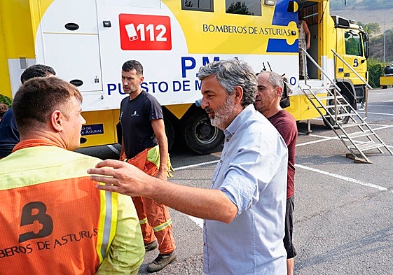 Alejandro Calvo, en el puesto de mando avanzado en Cangas del Narcea.
