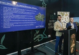 Alejandro Navazas, director municipal de Medio Ambiente, y Rodrigo Pintueles, concejal responsable del área, este jueves, en la Feria.