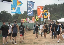 Primera jornada. Los asistentes llegan de provisiones para el maratón de música electrónica, que durará hasta el domingo.