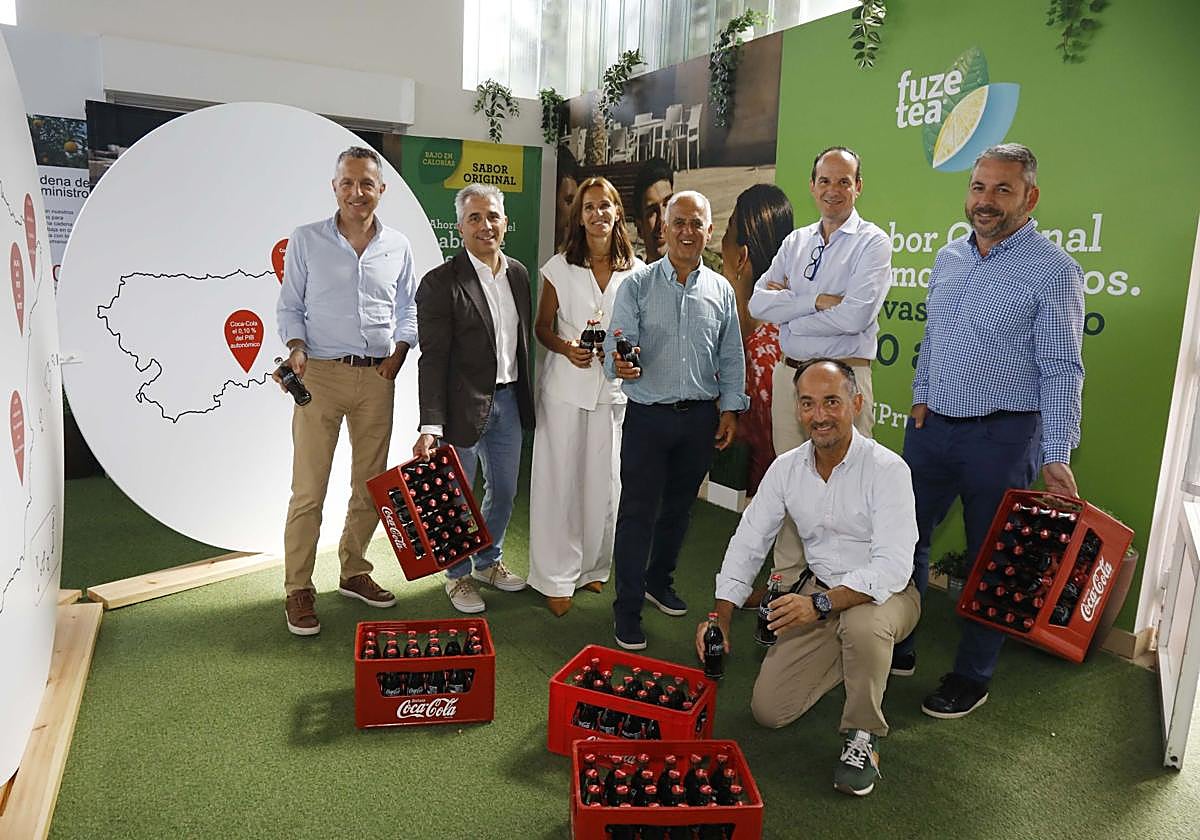 Gabriel Herrera, director del Área Norte de CCEP, acompañado por parte de su equipo asturiano.