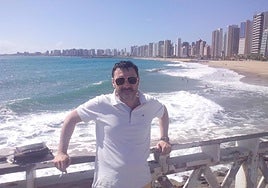 El filólogo naveto y profesor del Insituto Cervantes frente al Atlántico y con la ciudad brasileña deFortaleza al fondo