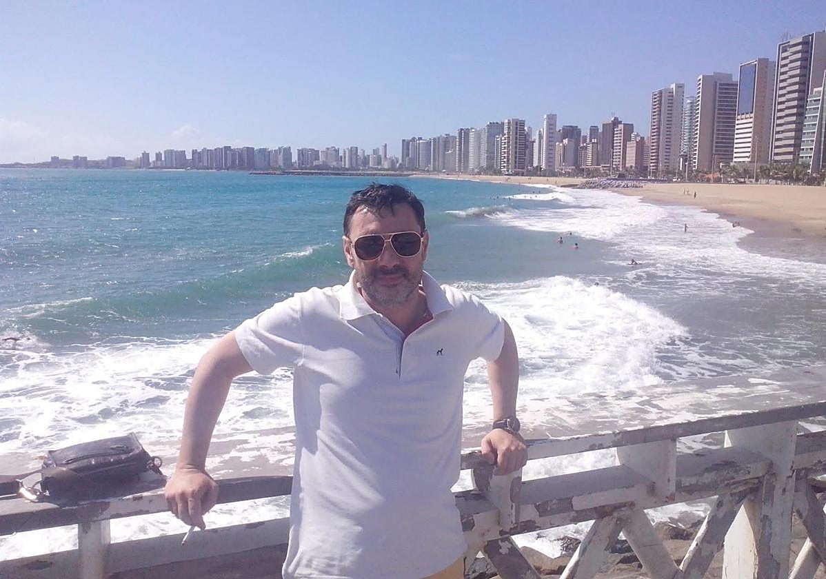 El filólogo naveto y profesor del Insituto Cervantes frente al Atlántico y con la ciudad brasileña deFortaleza al fondo