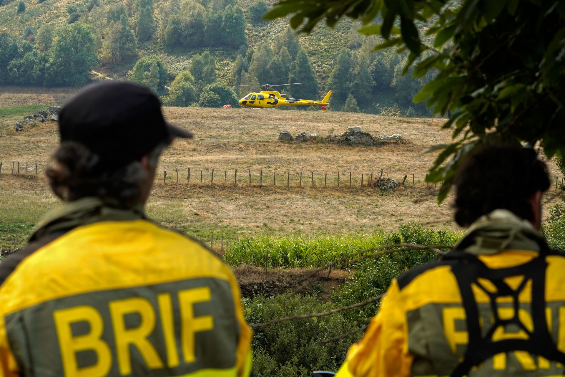 Alerta en Genestoso, en Cangas del Narcea: los bomberos y el Ejército luchan contra el fuego «descontrolado»