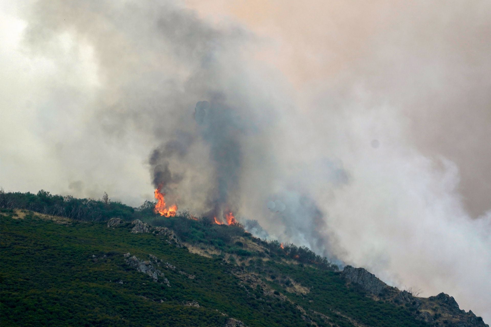 Alerta en Genestoso, en Cangas del Narcea: los bomberos y el Ejército luchan contra el fuego «descontrolado»