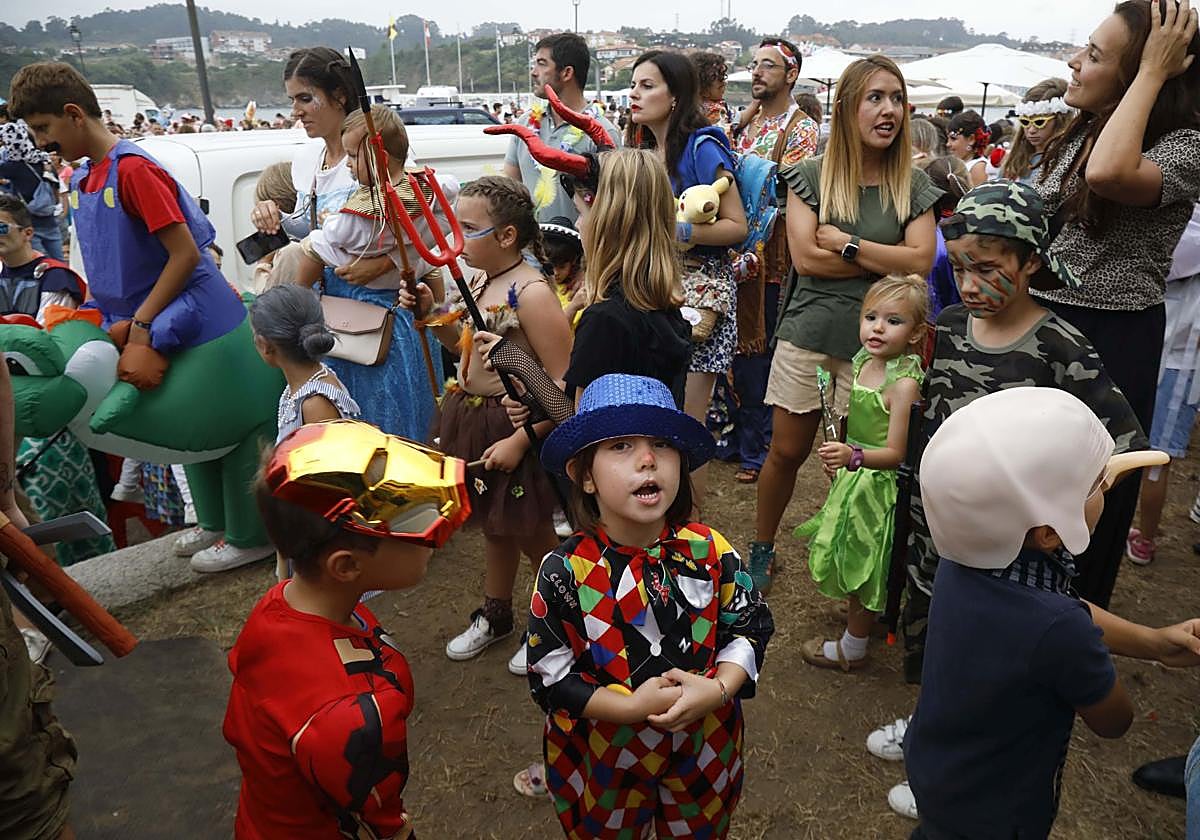 Luanco se llena de fiesta y disfracesen su tradicional carnaval de verano