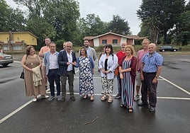 Gimena Llamedo entrega, en Perlora, el pendrive con el plan para el recinto al alcalde, Ángel García, delante del consejero Oviedo Zapico.