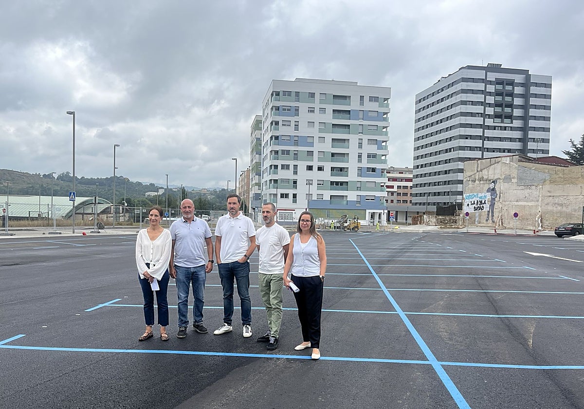 El alcalde, segundo por la derecha, en la apertura de la cuarta zona de estacionamiento.