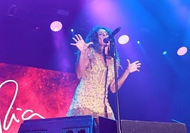 Rosario Flores llegó al escenario de la explanada de Poniente exhibiendo su animadísimo directo.