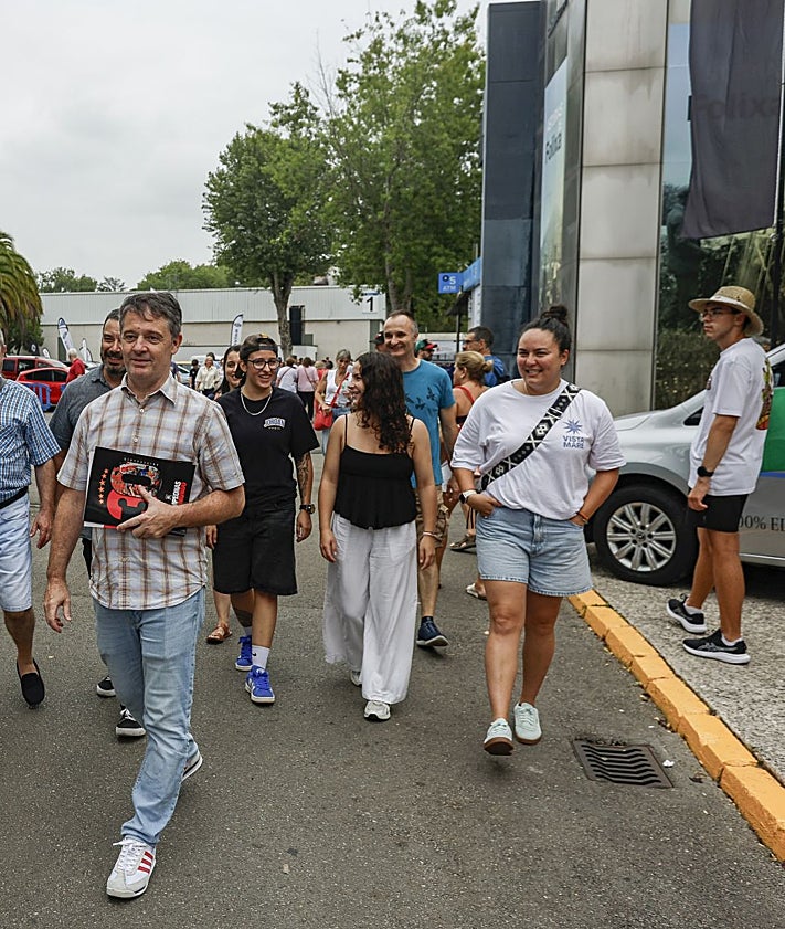 Imagen secundaria 2 - Representantes y deportistas del Grupo Covadonga, el Club Natación Santa Olaya y el Telecable Hockey, en la Fidma. 