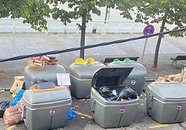 Contenedores repletos de basura en la zona del Paseo Gastro ubicado en la calle de Claudio Alvargonzález, en Cimavilla.