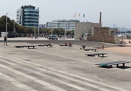 Bancos de la playa de Poniente donde la joven francesa fue atendida tras los hechos.