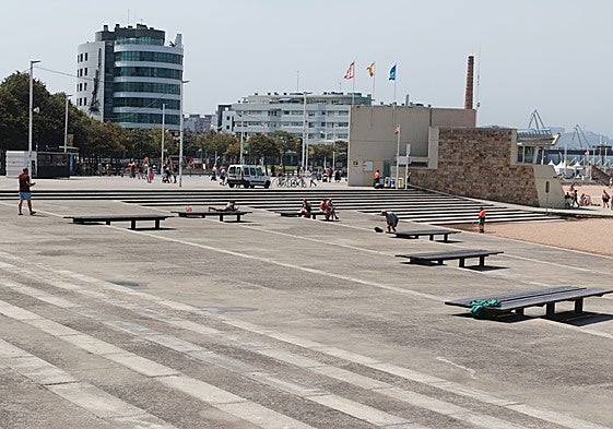 Bancos de la playa de Poniente donde la joven francesa fue atendida tras los hechos.