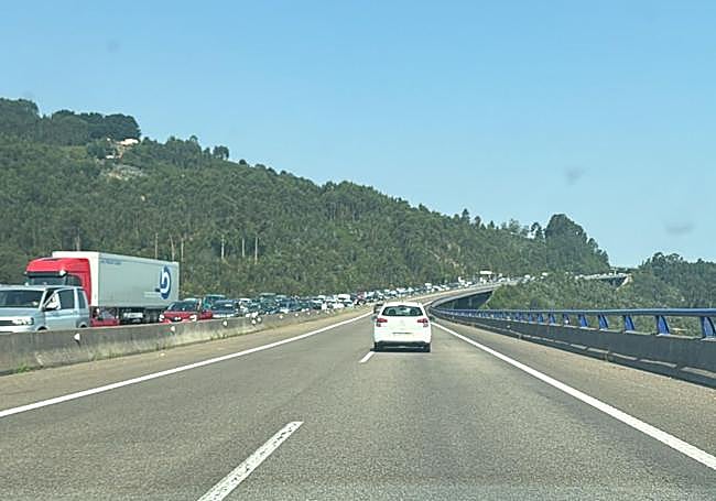 Atasco en la A-8 en sentido Villaviciosa.