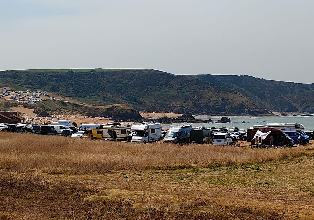 Autocaravanas junto a la playa.